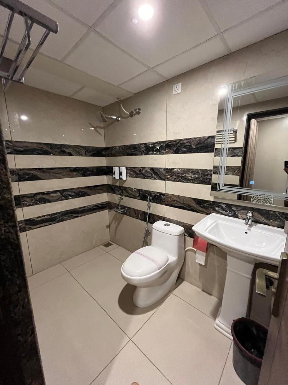 Hotel Lg Suites Bangalore Extérieur photo